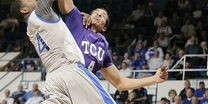 [NBA]杨瀚森秀传球 弧顶单手抛球助飞队友